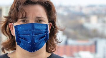 Woman wearing a cloth facemask.