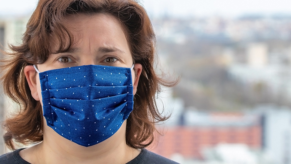 Woman wearing a cloth facemask.